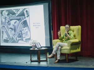 Patricia_Ayala_da_conferencia_sobre_visiones_del_arte.jpg