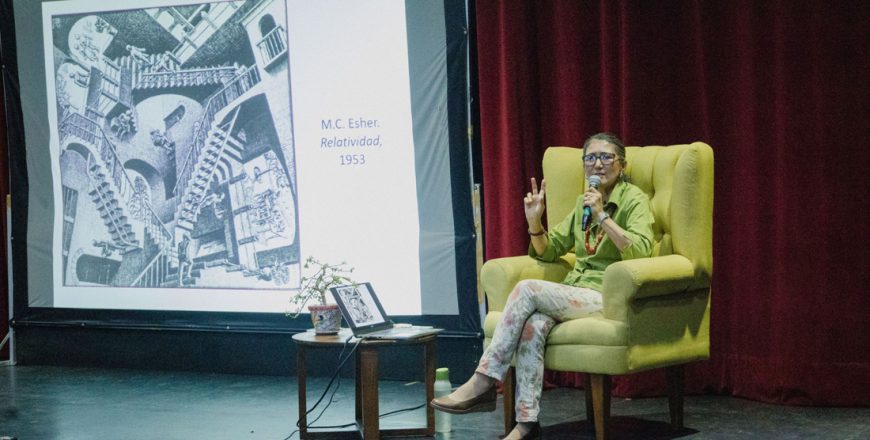 Patricia_Ayala_da_conferencia_sobre_visiones_del_arte.jpg