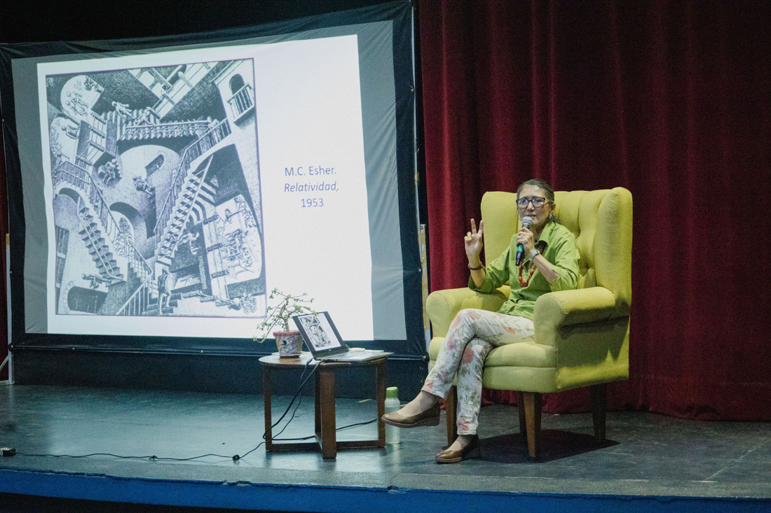 Patricia_Ayala_da_conferencia_sobre_visiones_del_arte.jpg